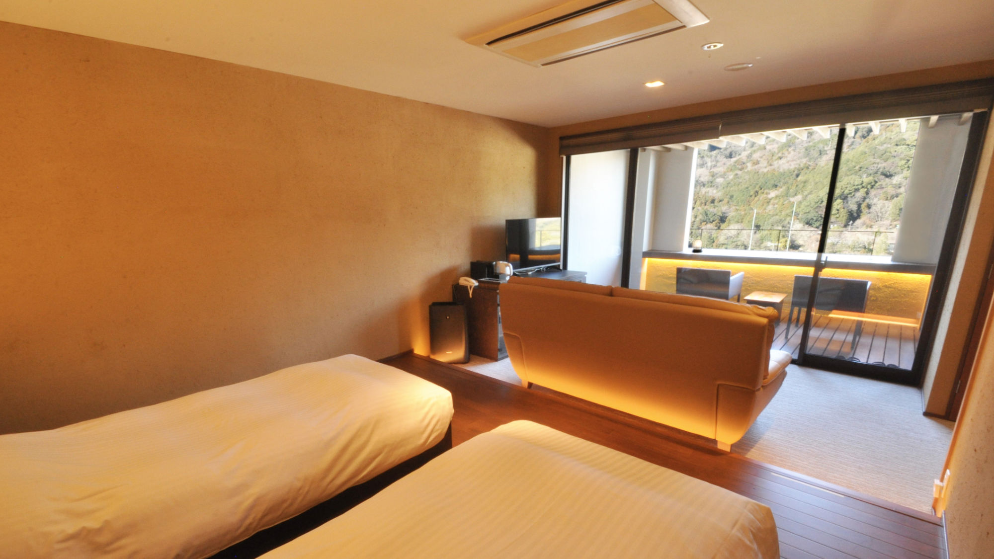 【最上階デラックスツイン】アウターリビングのあるDXツインルーム。天然温泉の露天風呂付き。