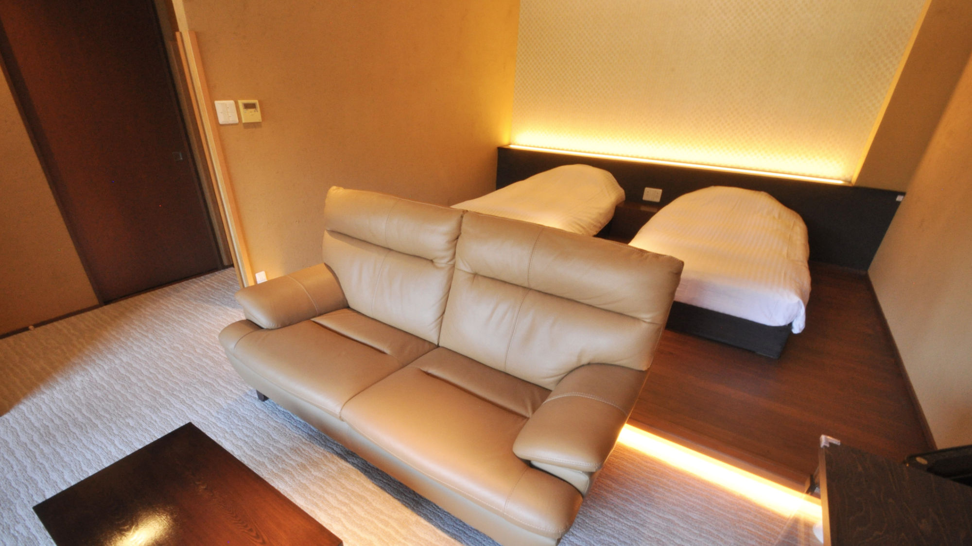 【最上階デラックスツイン】アウターリビングのあるDXツインルーム。天然温泉の露天風呂付き。