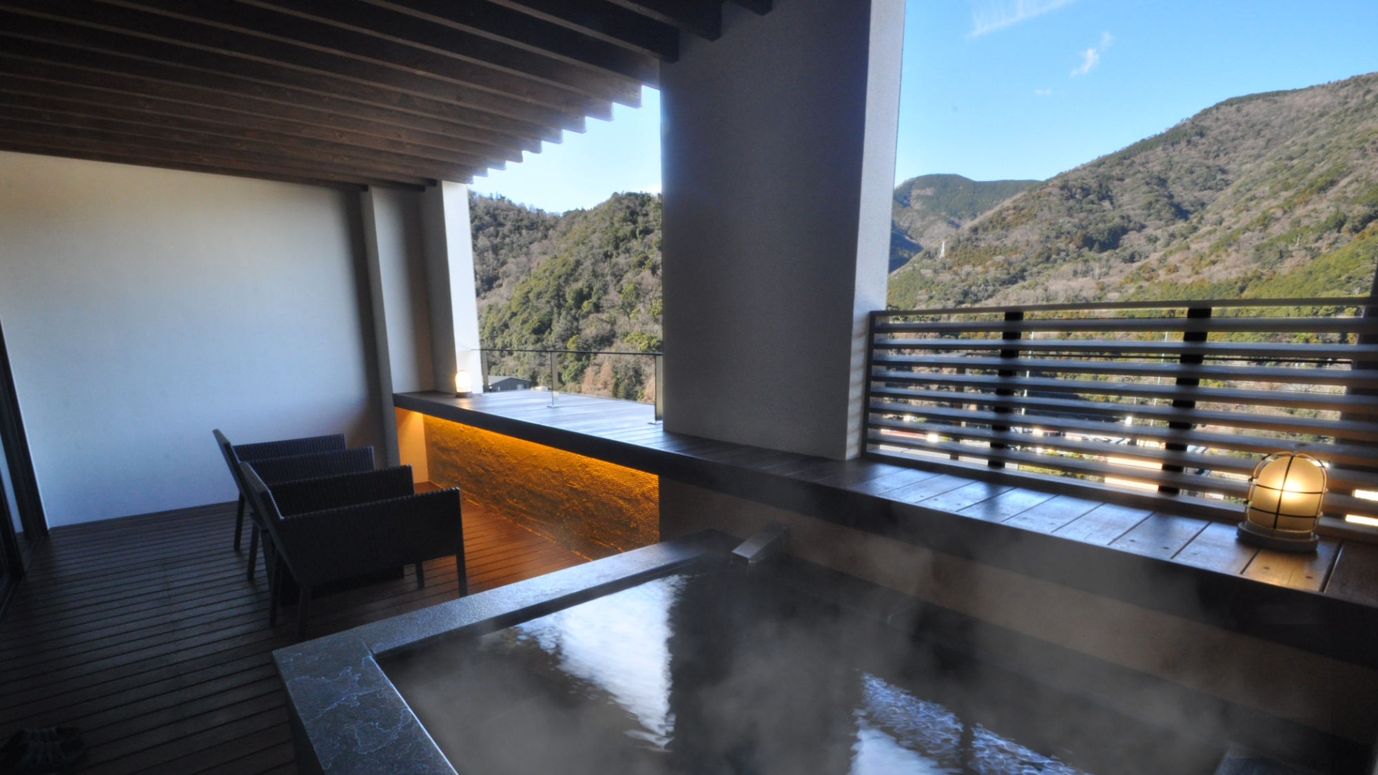 【最上階デラックスツイン】アウターリビングのあるDXツインルーム。天然温泉の露天風呂付き。