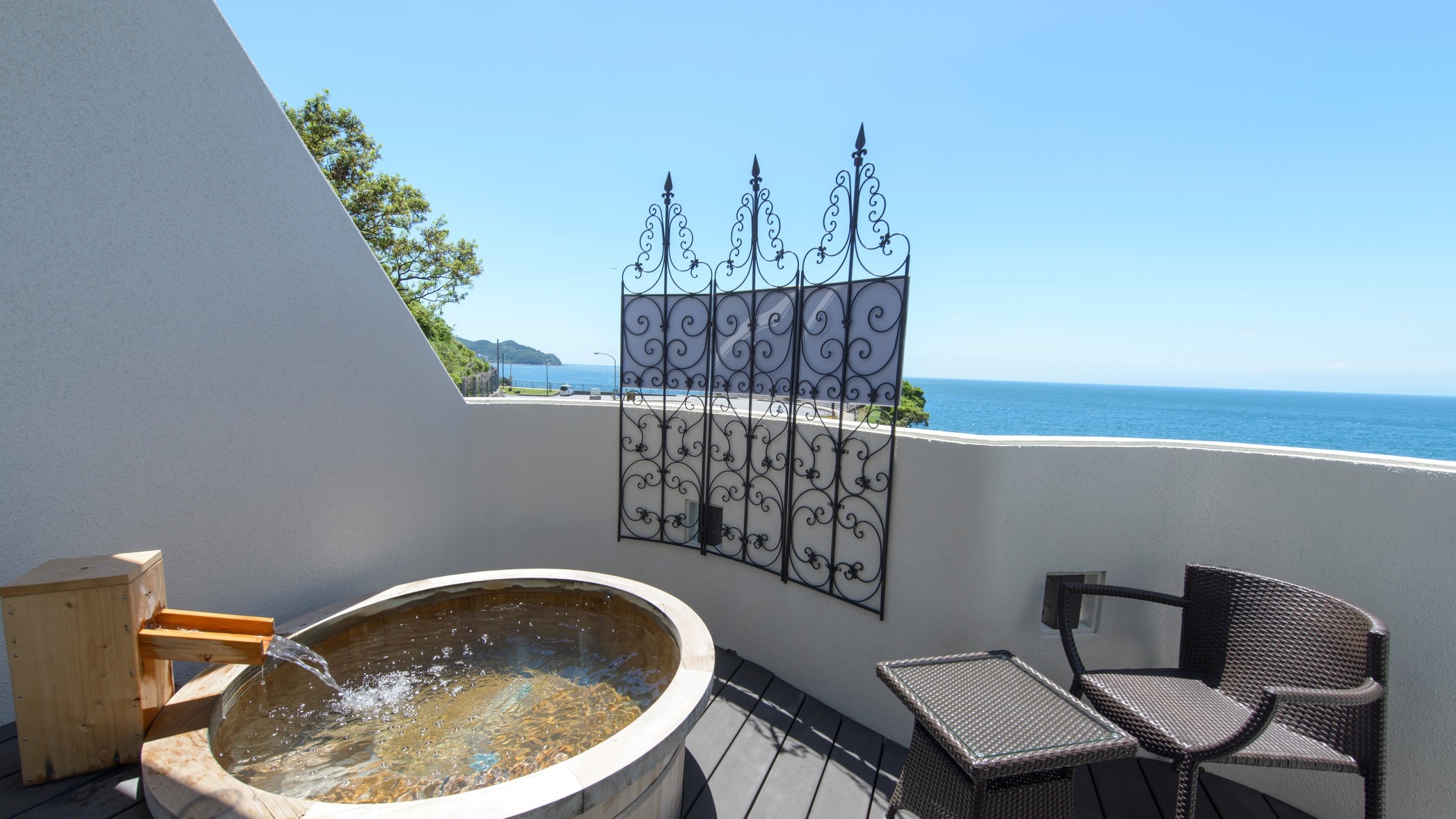 【直前割引】通常の基本プランがお日にち限定＆11時アウトでお得！海を一望できる温泉露天風呂付スイート