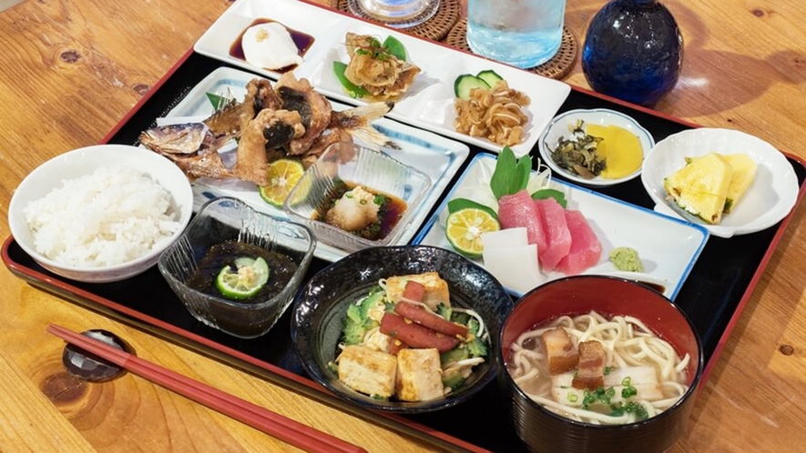 *【沖縄御膳／一例】地産料理をたっぷりと楽しめる和食膳です。