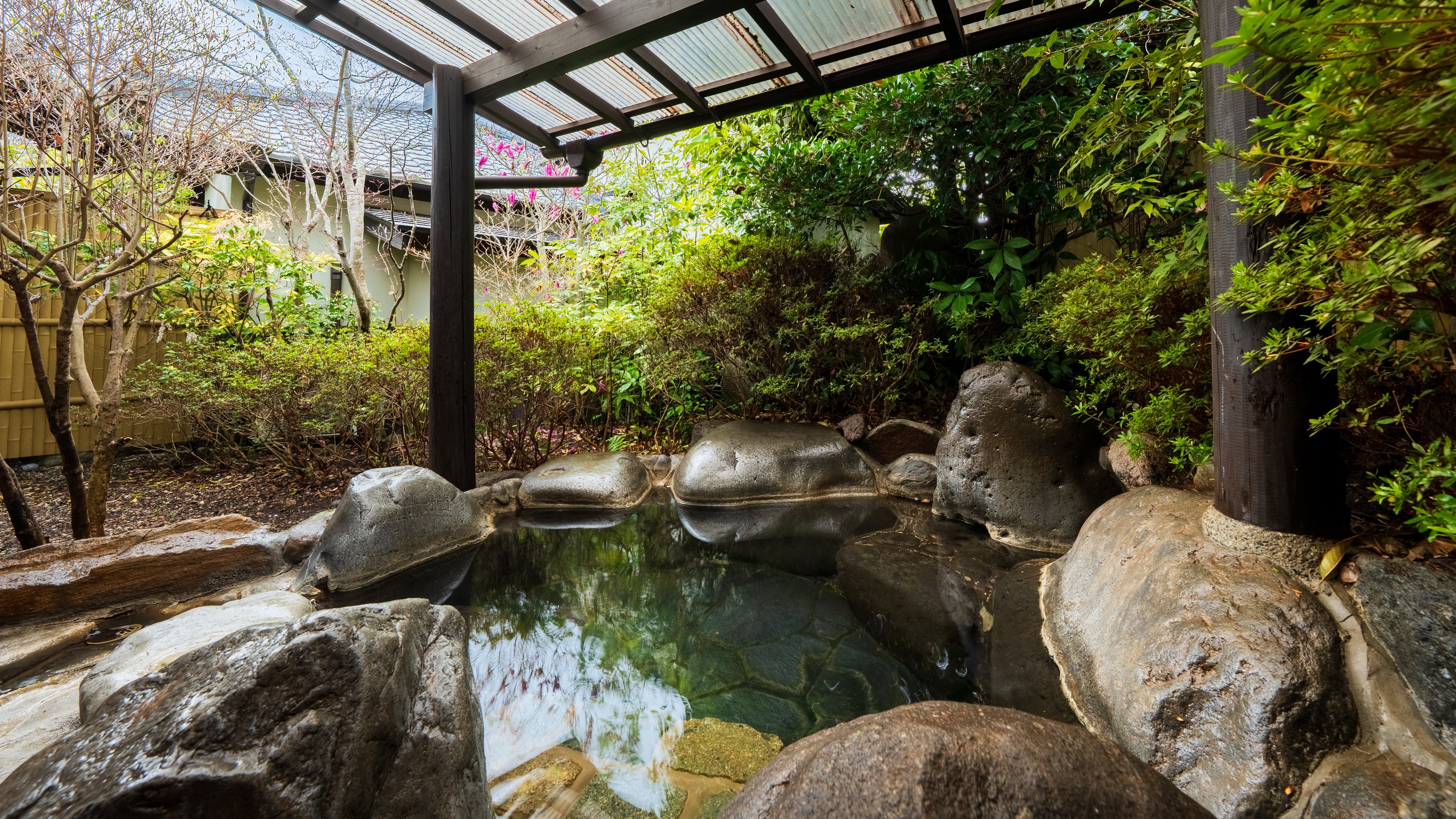 お部屋の露天風呂（岩風呂）