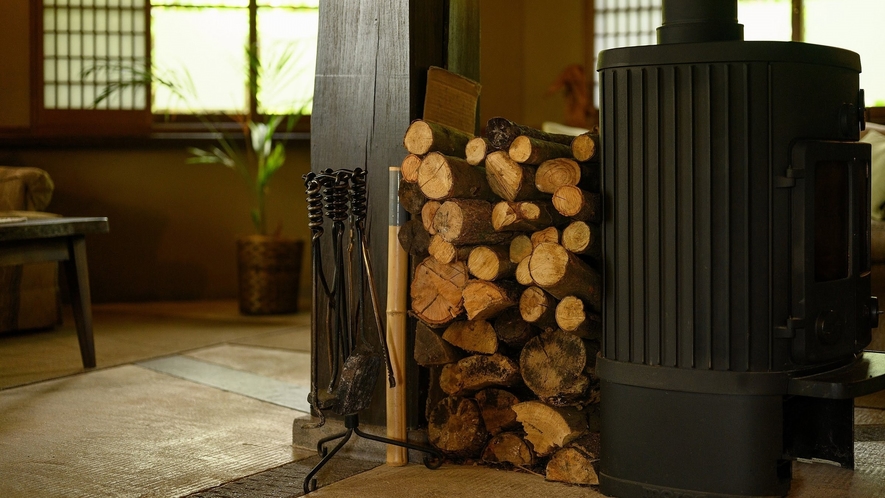 暖炉用の薪も常時ストックされています