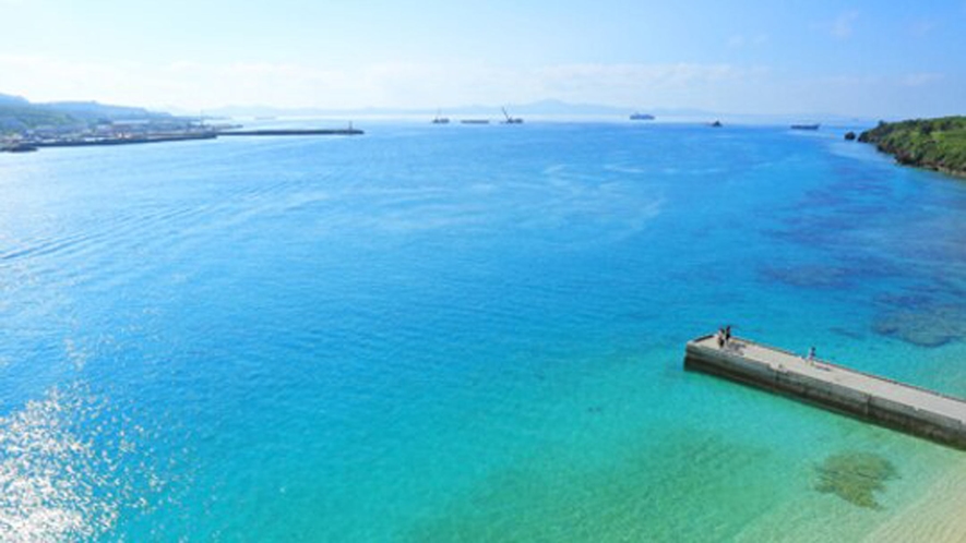 **沖縄本島の中でも透明度の高さで有名な瀬底ビーチ。ゆったりと流れる時間に癒されてください♪