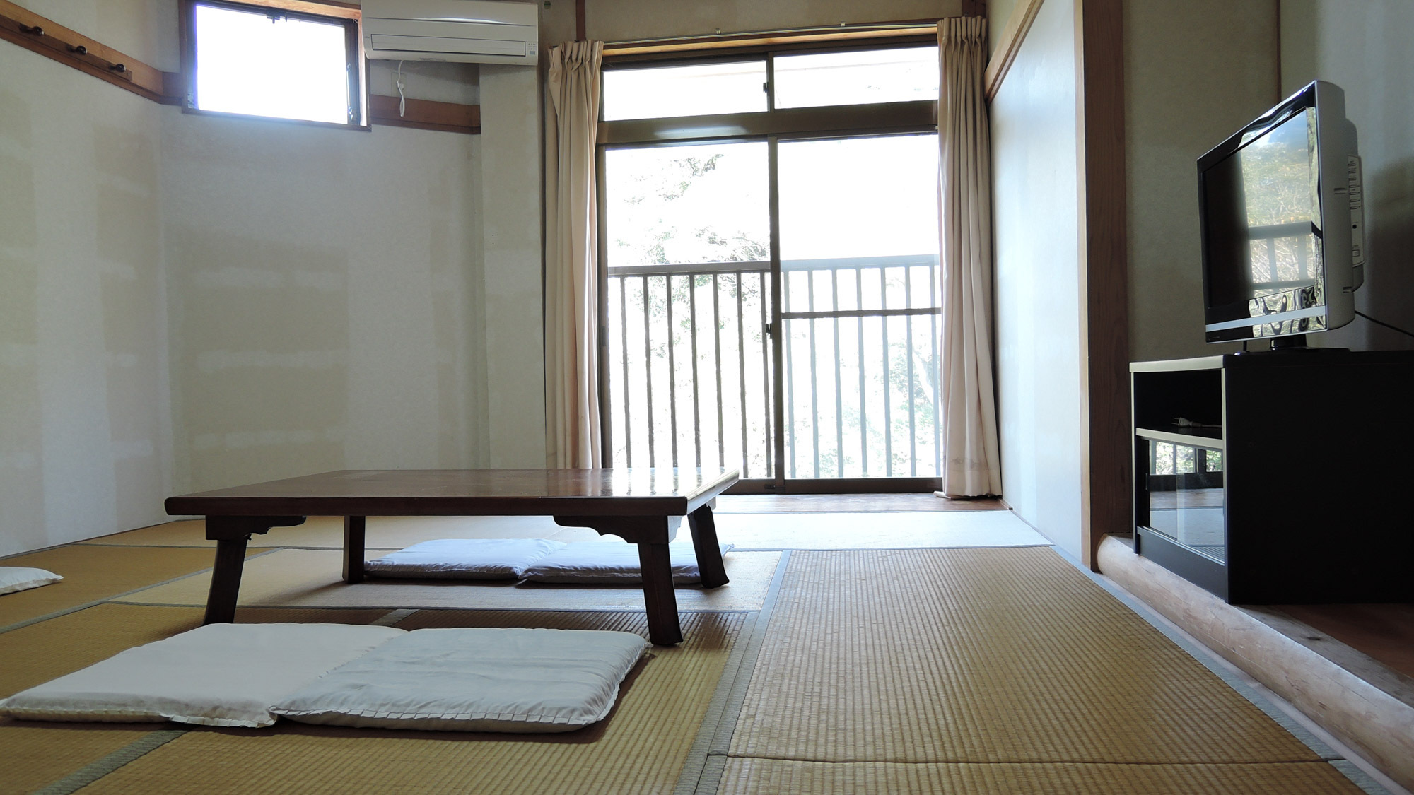 *【お部屋】和室10畳。純和風で落ちつく雰囲気です。