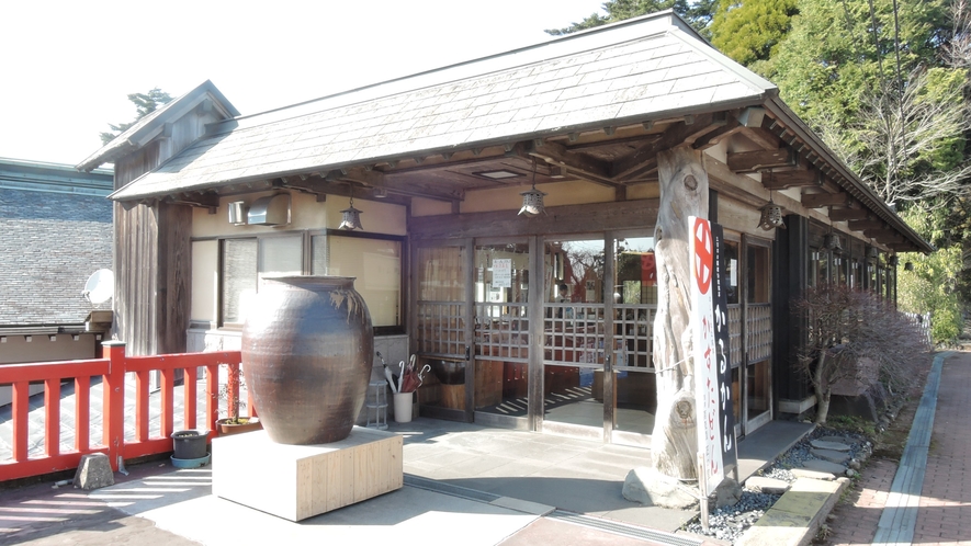 *【民芸村】館内では陶芸工房、屋久杉資料館などの見学が可能。