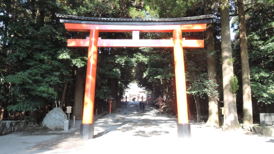 *【霧島神宮】朱塗りの鳥居をくぐり参道の先に社殿がございます。