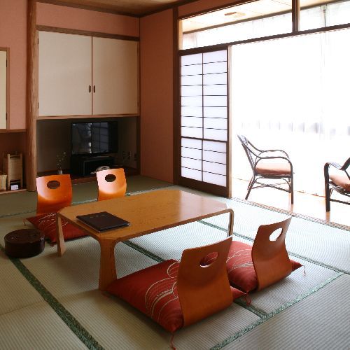 [Phòng nghỉ theo phong cách Nhật Bản rộng 10 tatami trên sườn núi] Có thể ở từ 2 đến 5 người. Khuyến khích sử dụng cho gia đình. Hãy thư giãn trong khi tận hưởng mùi hương của chiếu tatami.