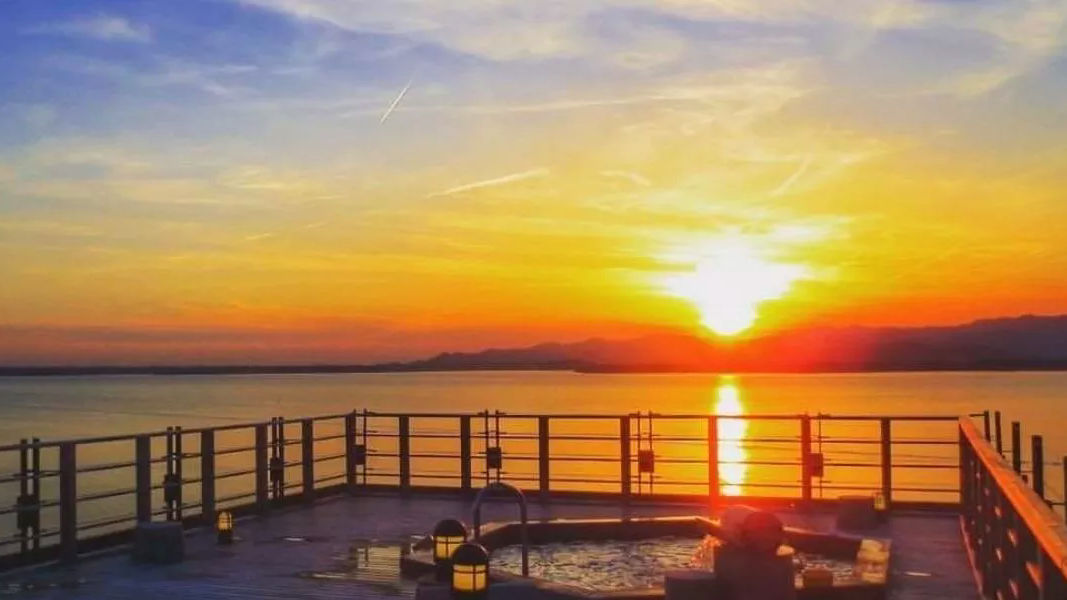 ホテル屋上の露天風呂「飛天」から見る浜名湖の夕日