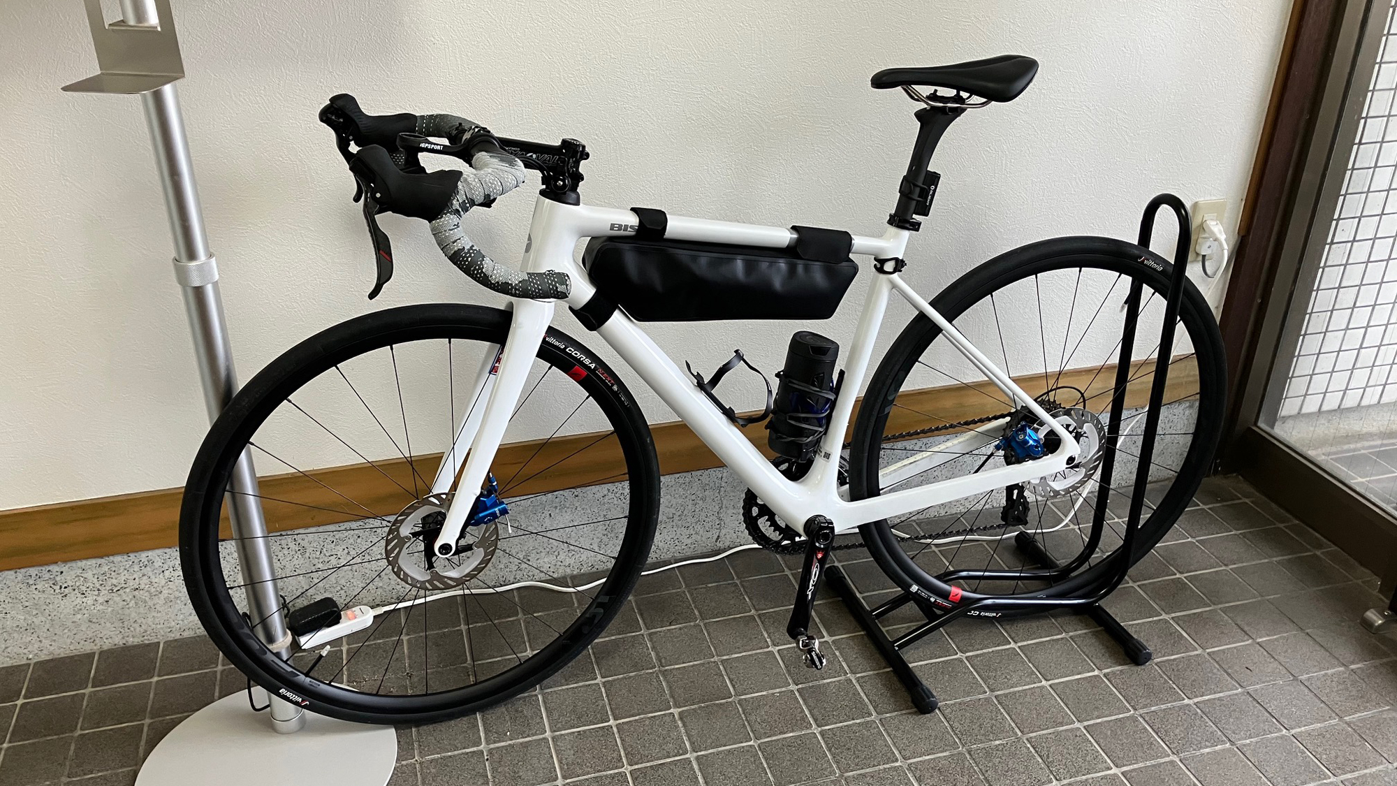 【自転車スタンド】玄関内に置けるので安心してお過ごしいただけます。(数に限りがございます)