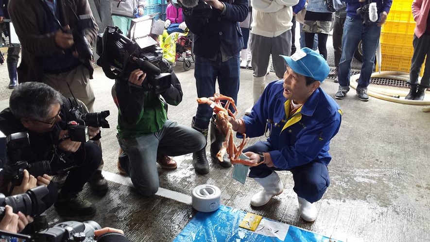 ヤマヨシが競り落とす柴山がに