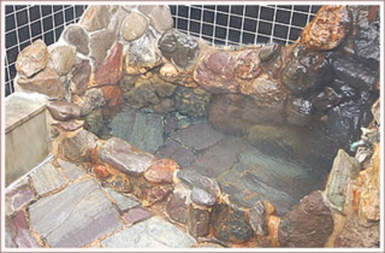 貸切岩風呂は大きな岩を組み込んで造られた、落ち着いた雰囲気となっております。