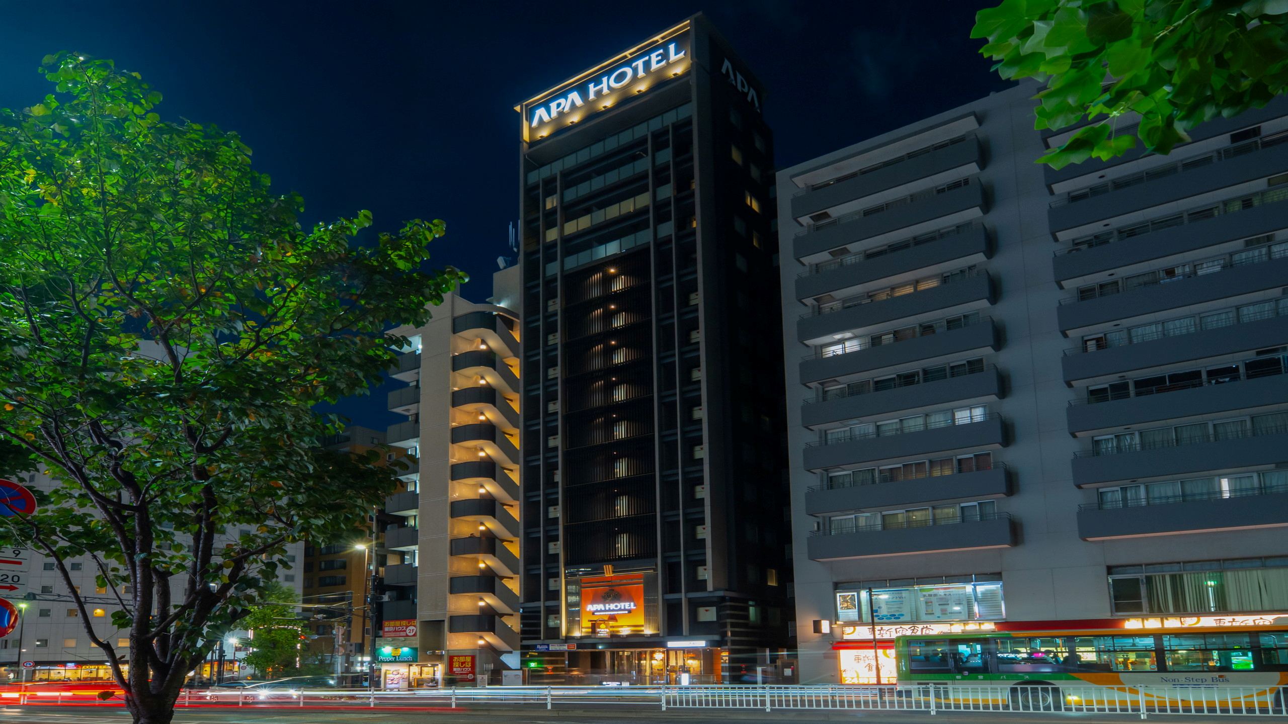 ホテル外観（東新宿駅B2出口）