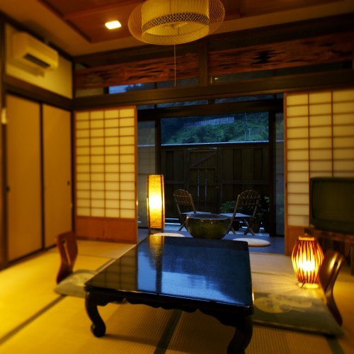 日式房间夜间示例