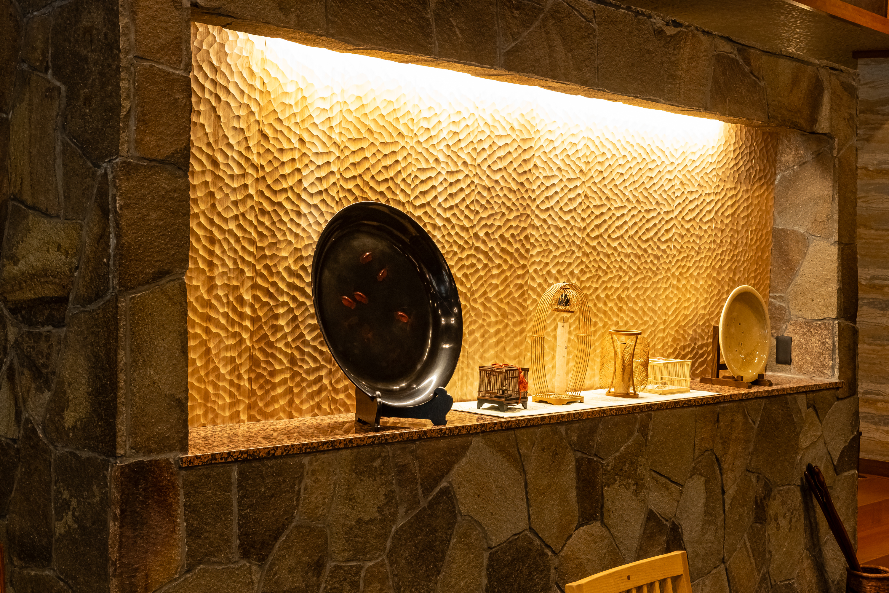 季節ごとに替わるロビー飾り棚