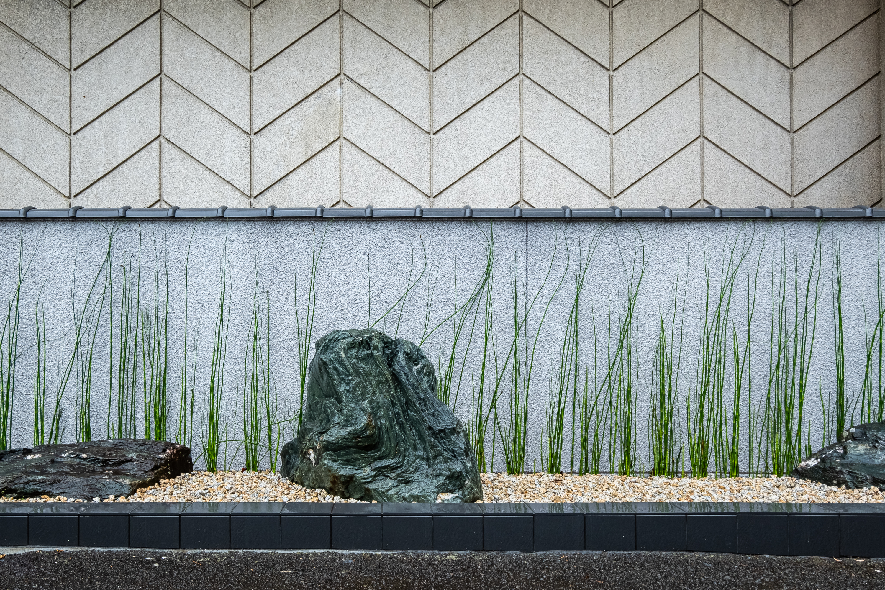 石庭　玄関横には静かに佇む石庭があり、到着されたお客様を凛とした和の趣でお出迎え致します