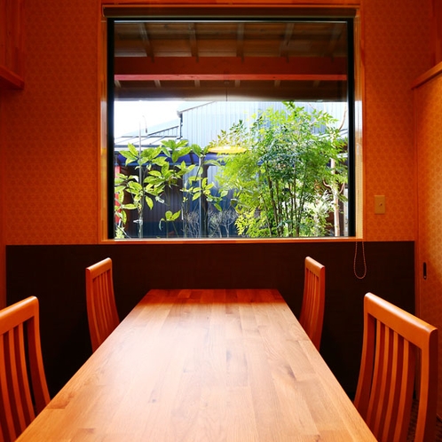 【レストラン】個室に仕切られておりプライベート空間でゆっくりお食事をお楽しみいただけます。