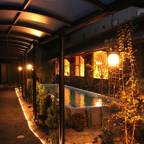 敷地の中央にはちょっとした水遊びの出来るプールが