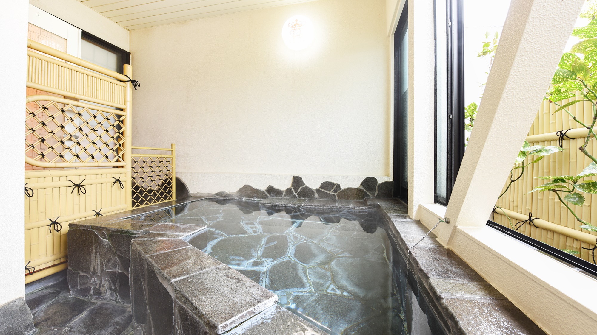 *【客室の半露天風呂（一例）】プライベートな空間でお好きな時に温泉をお楽しみ頂けます。