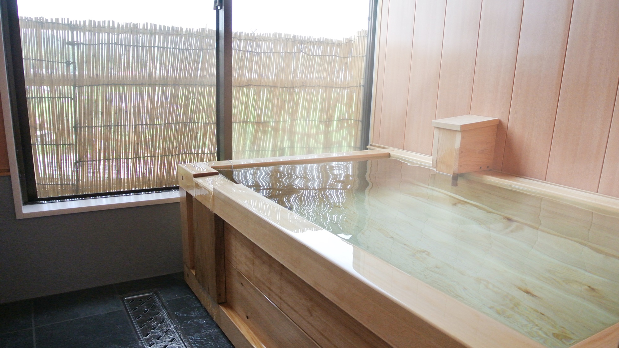 *客室には『展望檜風呂付き』！源泉掛け流しの100％天然温泉を24時間お楽しみいただけます。