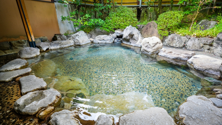 【露天風呂(男湯)】良質で湯量豊富な源泉は当館自慢の二つの自家源泉を使用しております