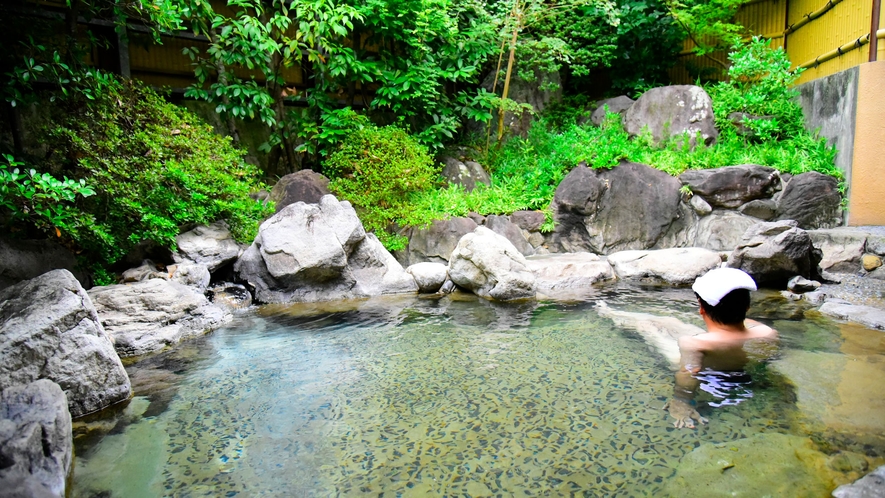 【露天風呂(男湯)】足を延ばして湯に浸かり、大自然を感じられます