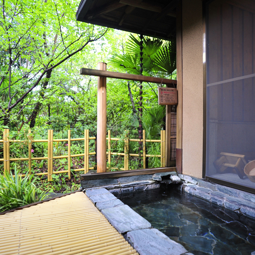 * [Guest room open-air bath] [Murasaki no Ma] Enjoy the hot spring bath in the open-air bath.