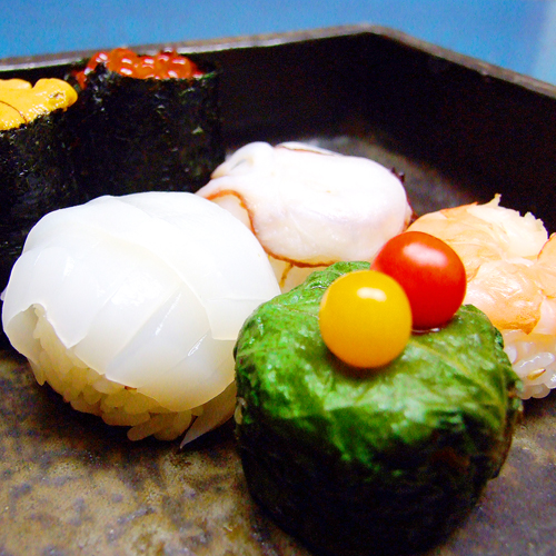 *お料理一例　手鞠寿司　可愛い一口サイズのお寿司で様々な味をお楽しみください。