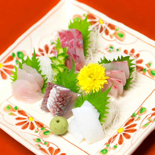 *お料理　お造り一例　季節を感じる鮮魚の刺身をお楽しみください。