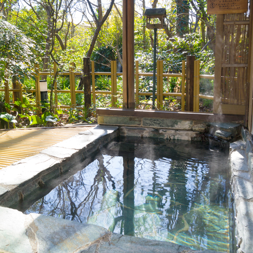 *お部屋併設の露天風呂はお庭を眺めながら湯ったりとお好きな時間にお楽しみいただけます。