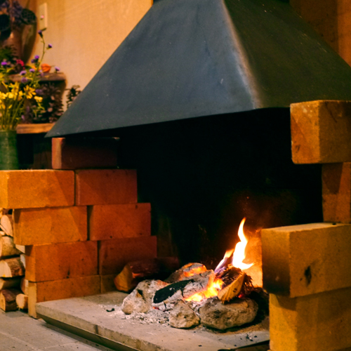 *冬のロビーでは暖炉を焚き、どこか懐かしい雰囲気の中で暖かくお客様をお迎えいたします。