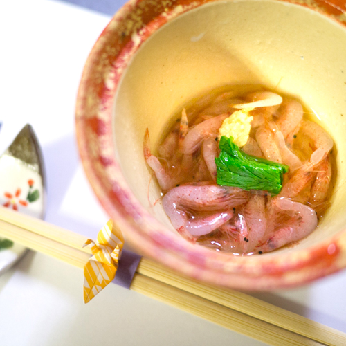 *お料理　　静岡の名産　桜海老をの鮮やかな色の小鉢でお召し上がりください