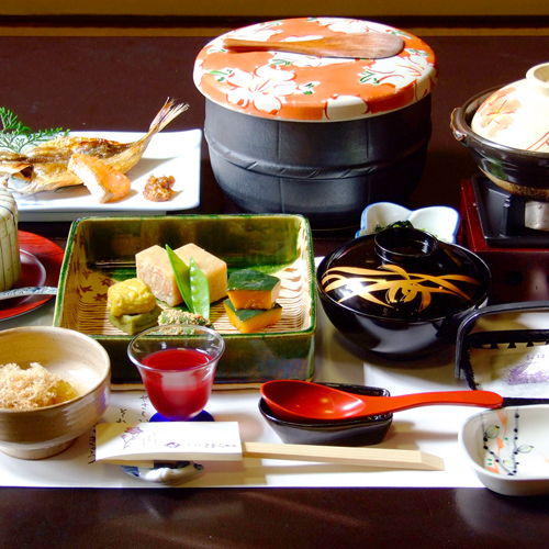 *【和朝食】一例　　こだわりのボリュームと朝も手を抜かず彩り豊かなお料理をご提供しております。