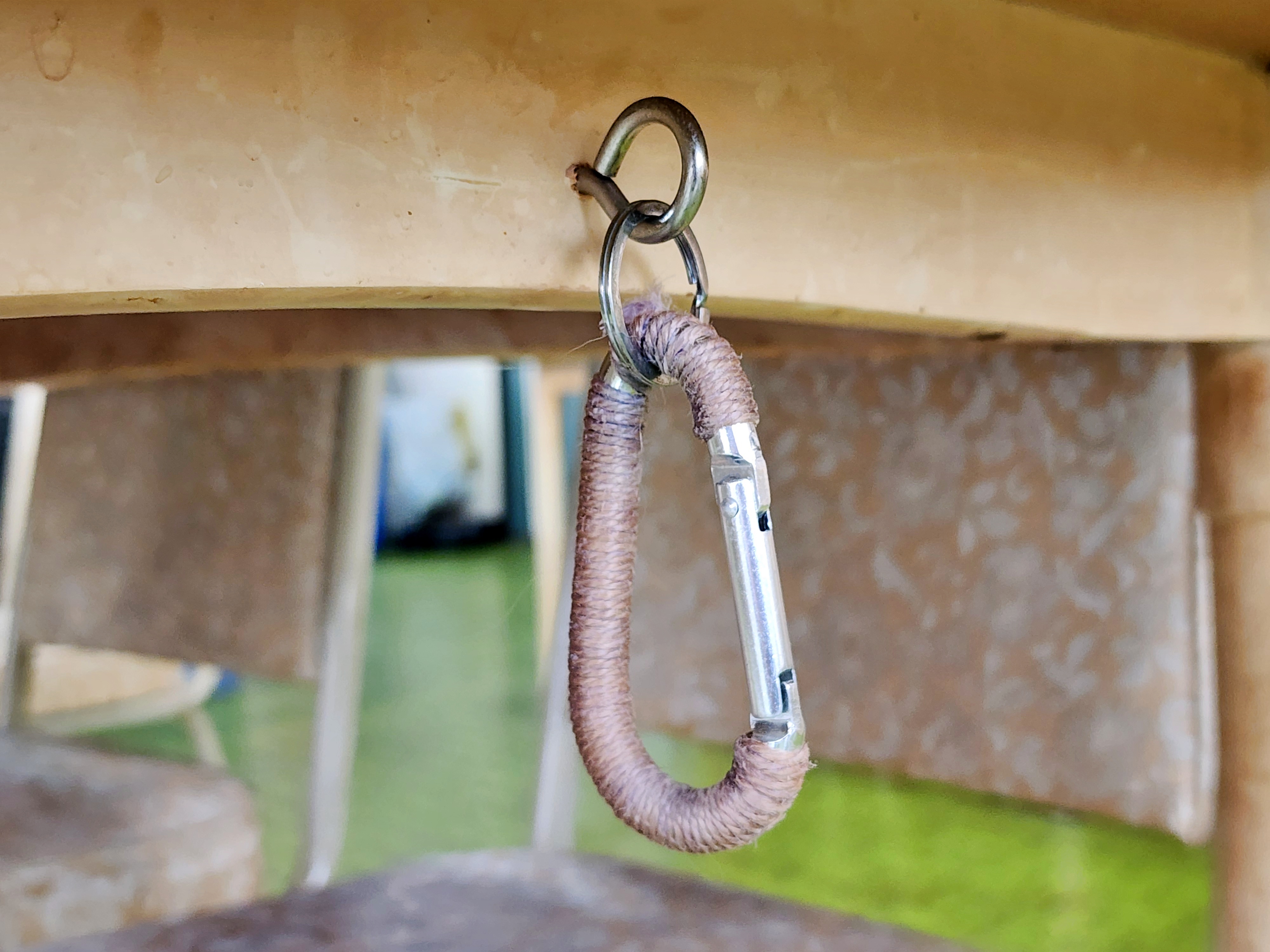 便利なワンちゃん用リードフック。サッと両手が使えます。