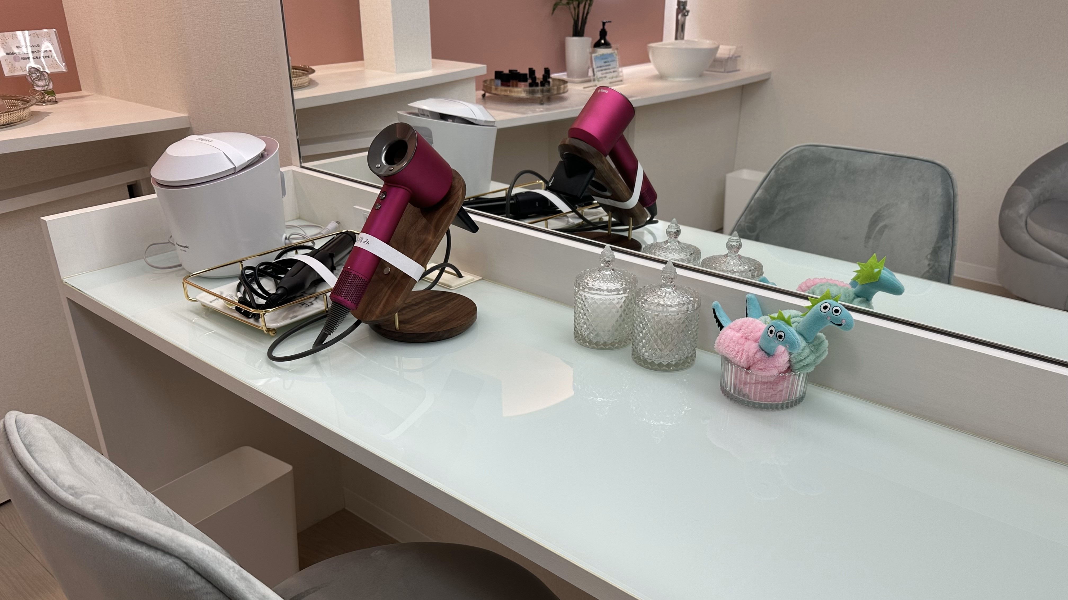 パウダールームのドライヤー、ヘアアイロン、スチーマー美顔器