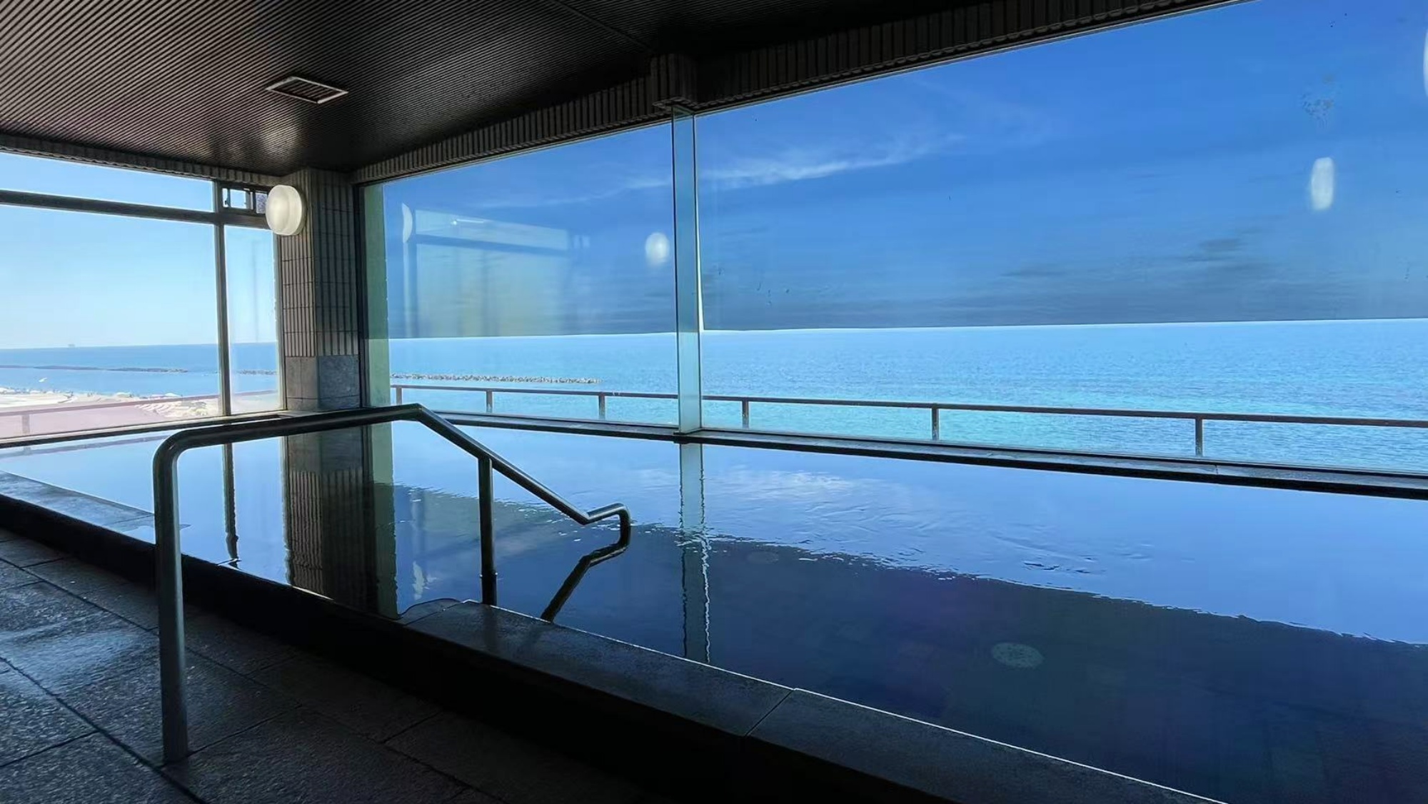 *【大浴場〈なみの湯〉】日本海を間近に望むことができる大浴場で心身をリフレッシュ