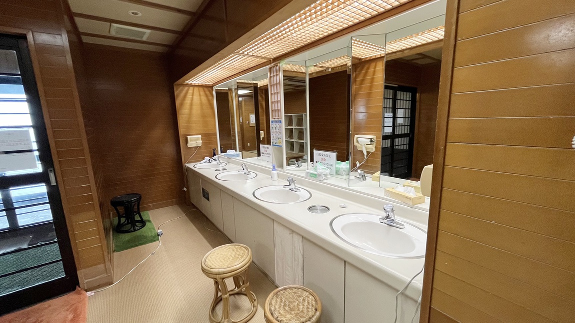 *【大浴場/脱衣所】ドライヤーは数に限りがあるため譲り合ってご利用願います