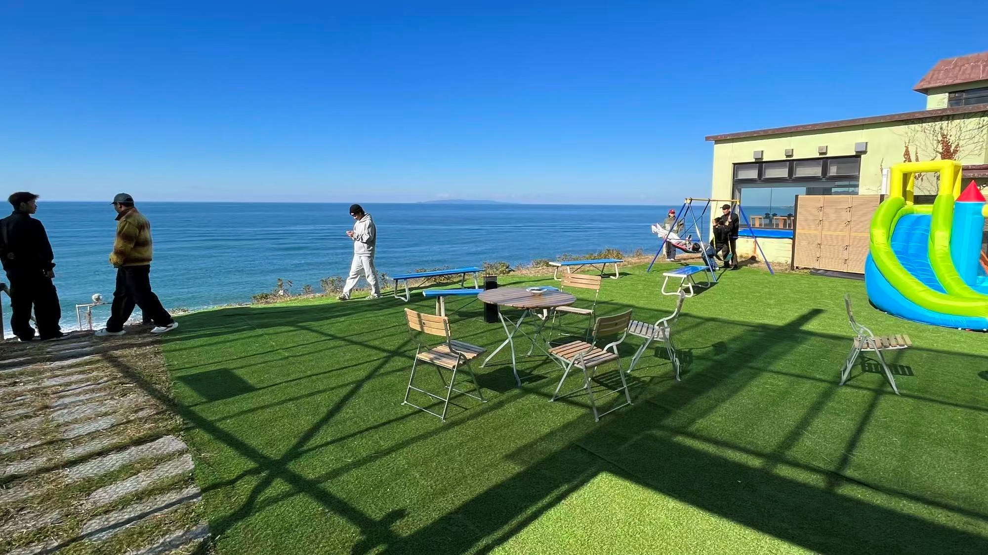 *【広場】海風が心地よい、開放感たっぷりのプレイスペース。家族みんなでのびのびとお過ごしください