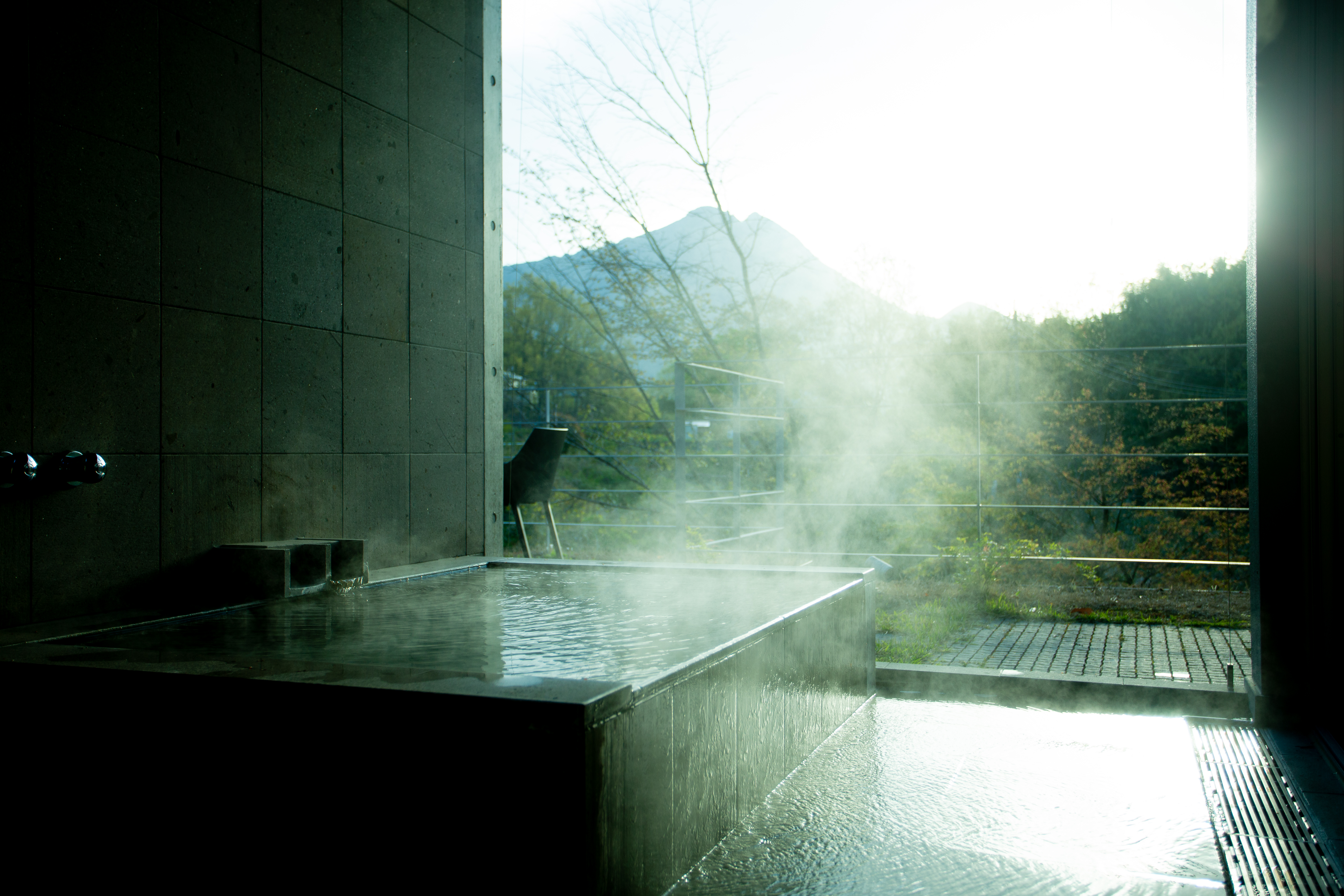 椿　露天風呂から望む由布岳