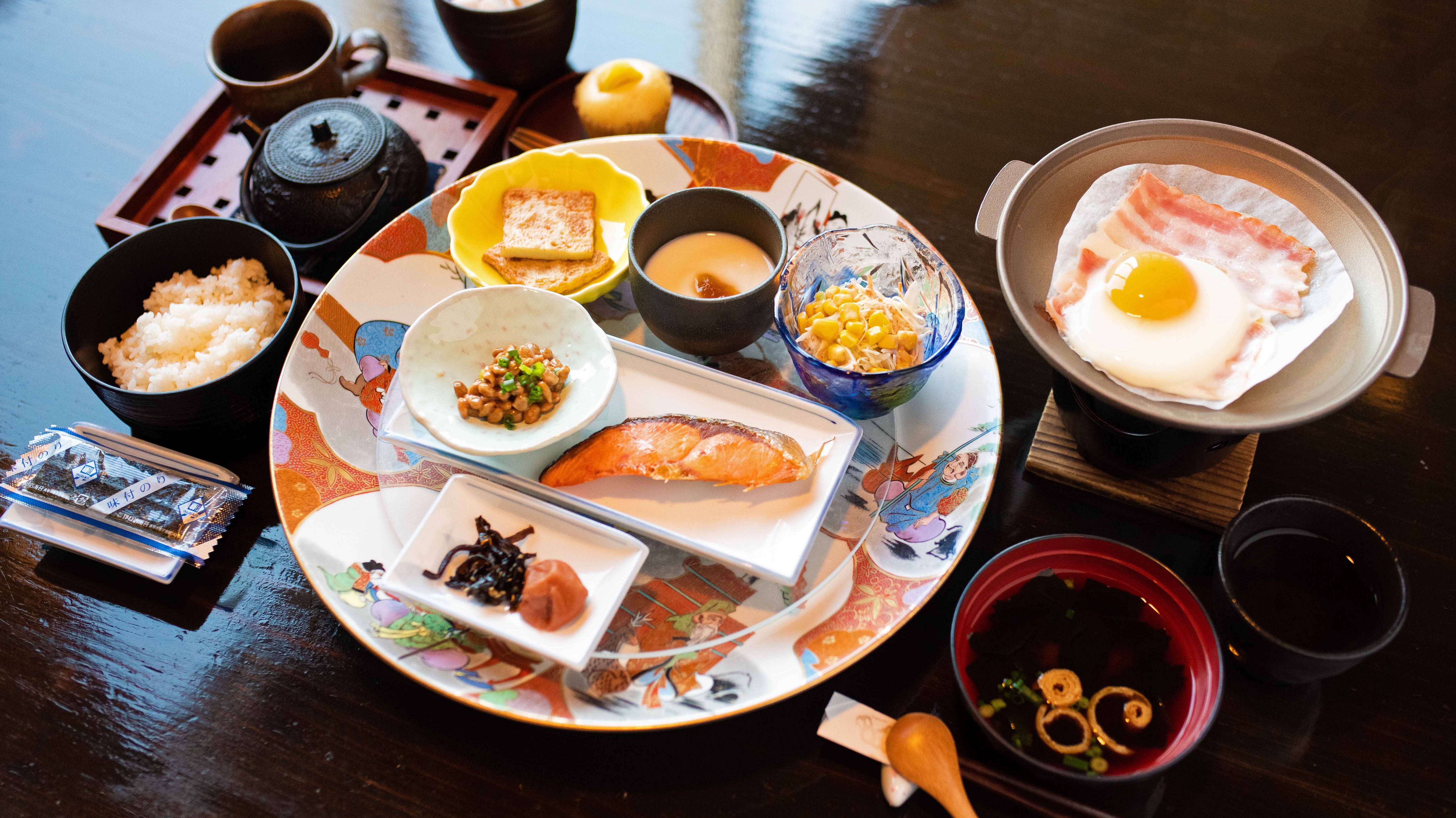高知名物・皿鉢に盛られた和朝食【一例】