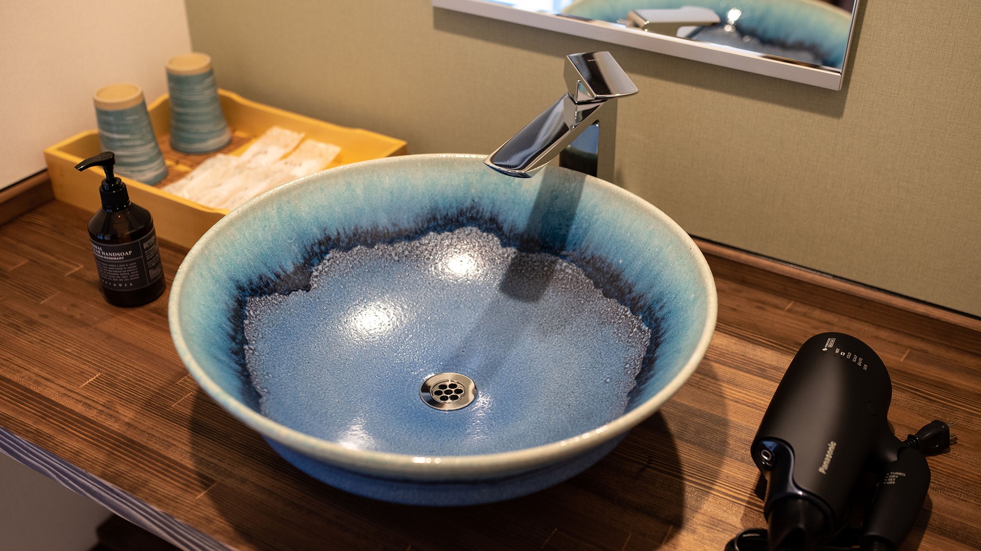 【和洋室　龍《自社販売》】　洗面台にはコバルトブルーの信楽焼陶器を設置しました。