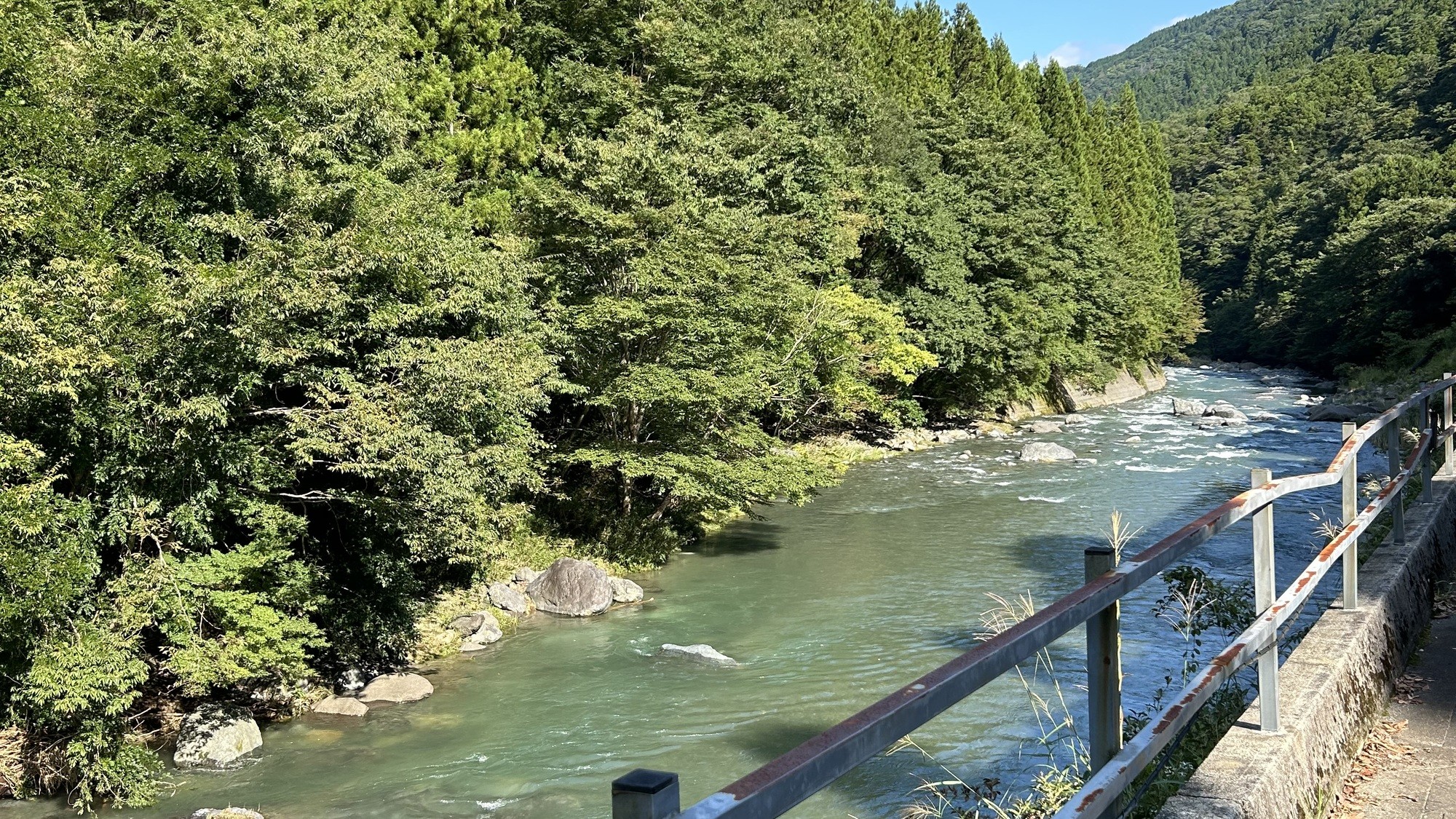 【紅椿の湯】敷地横を流れる道志川