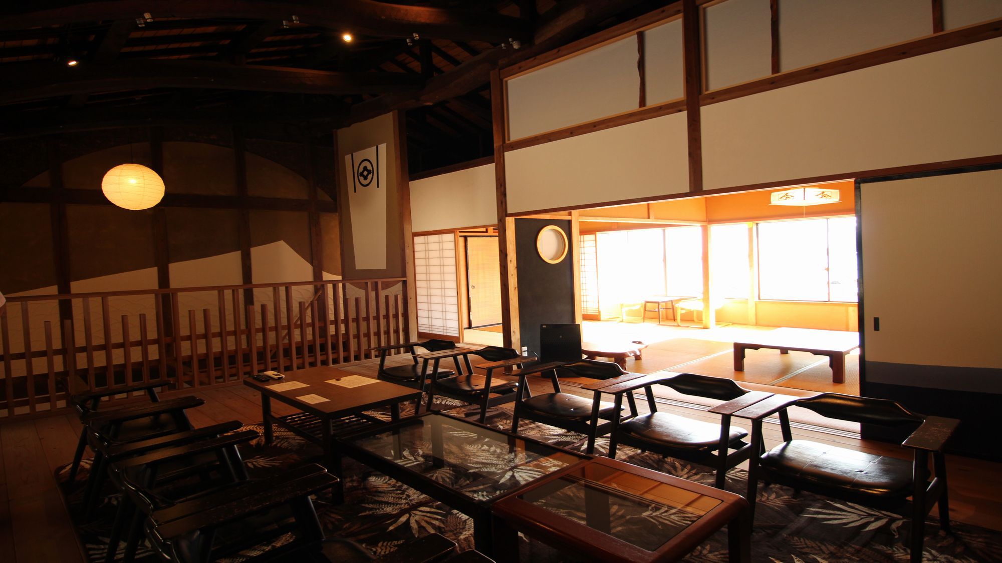 【柘榴】２階には畳間と島根大学の生徒がデザイン・施工した古民家アート空間の広々リビングが。