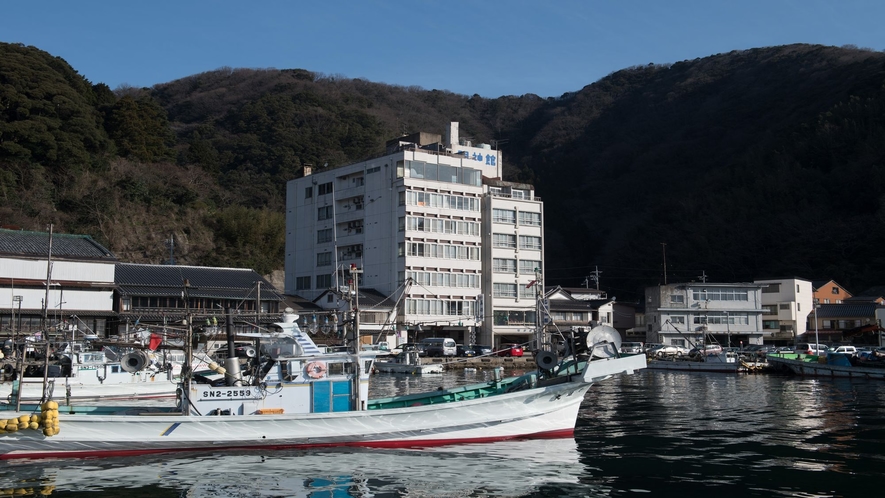 【美保湾より眺めた美保館本館と新館】