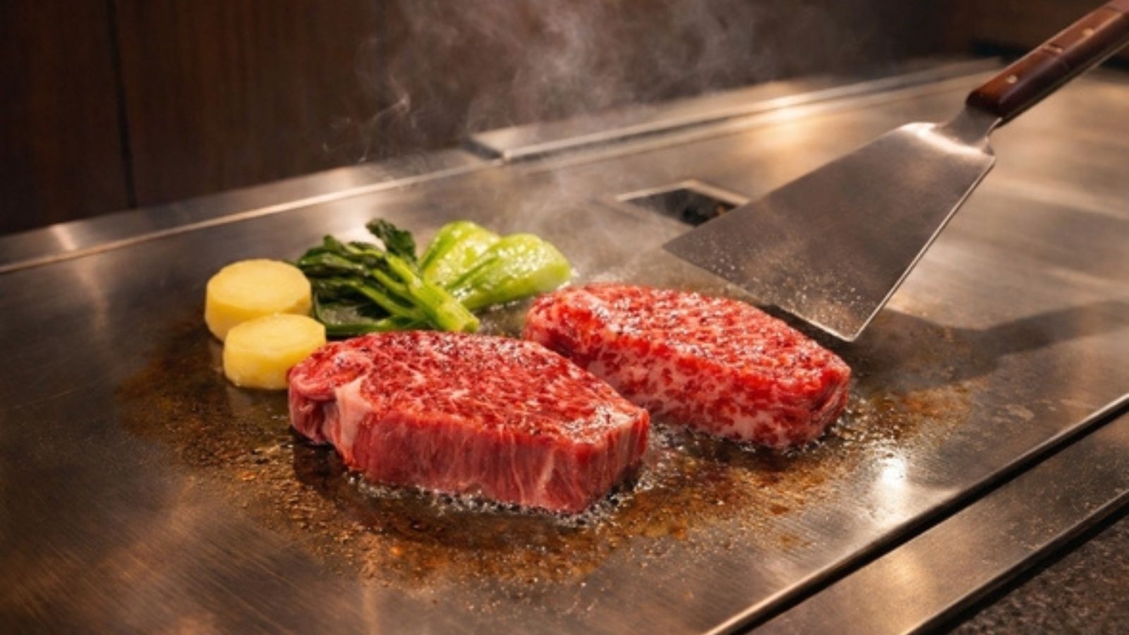 【選べる伊勢海老or鮑】黒毛和牛の食べ比べ＆贅沢海鮮を堪能する鉄板焼きコース＜1泊2食＞