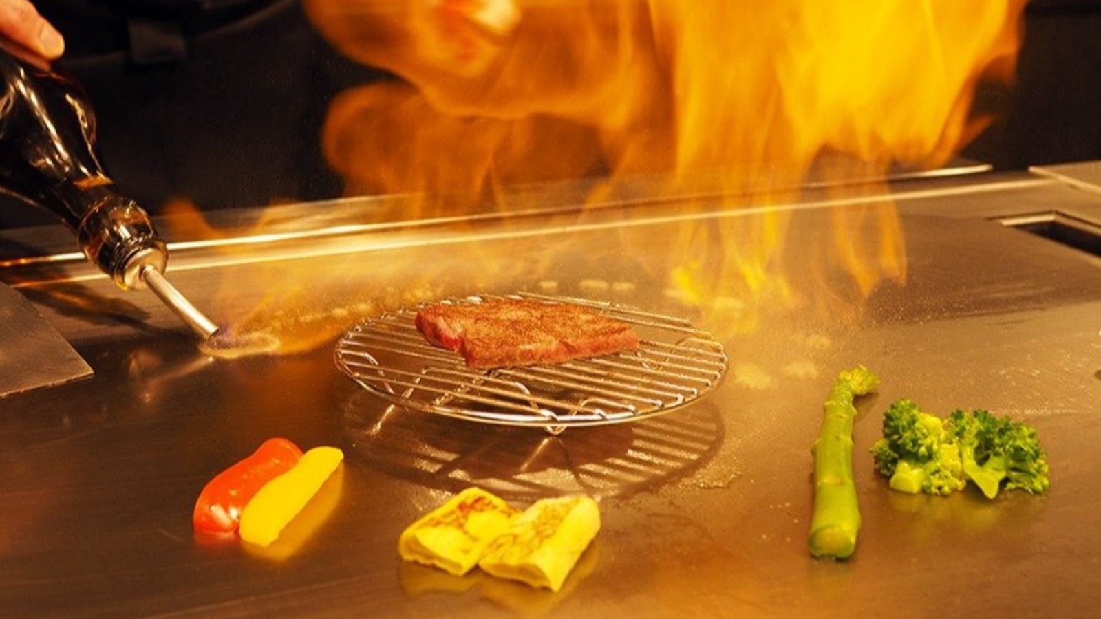 目の前で調理されるお肉は絶品！！