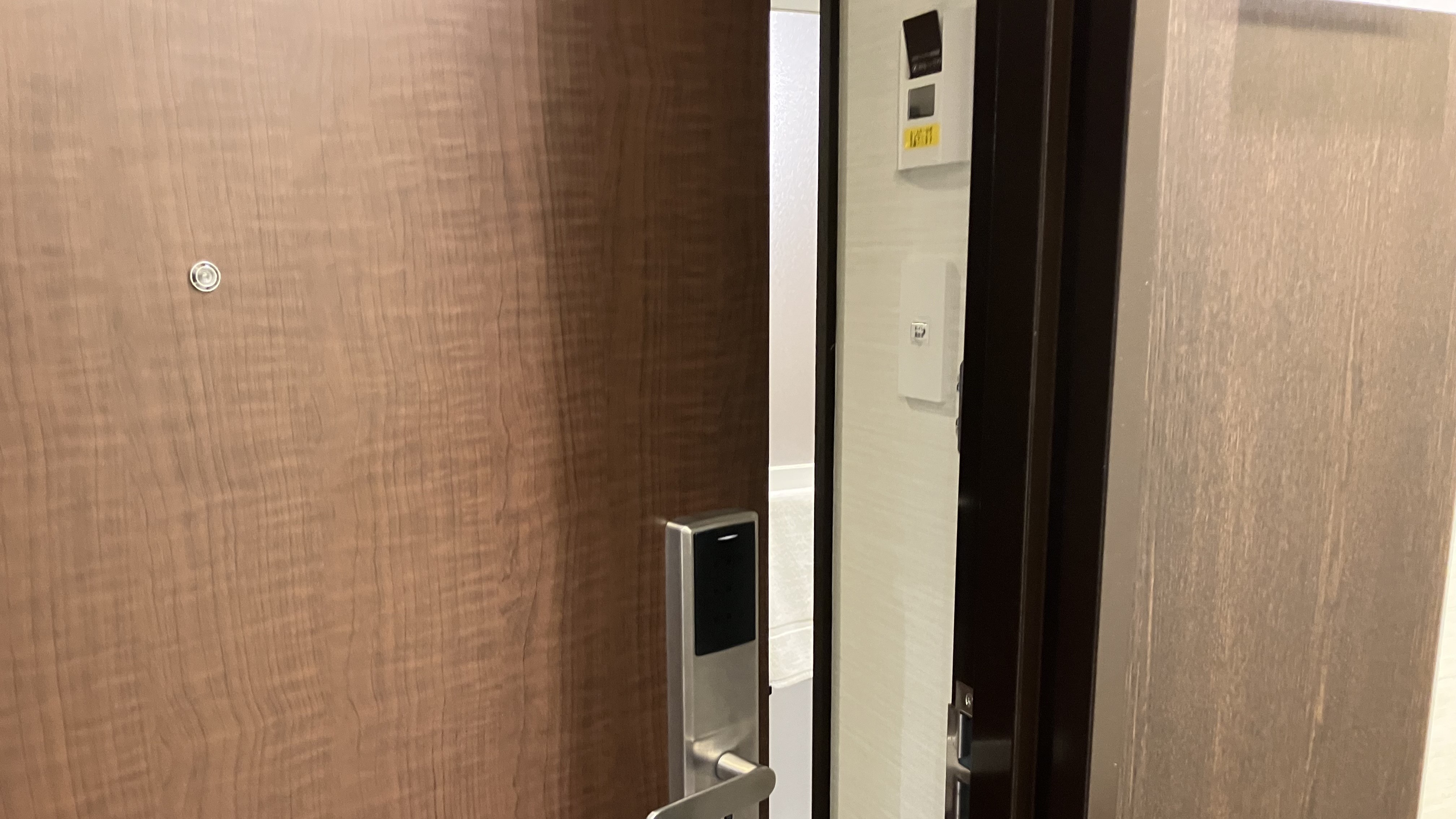 【お部屋】ルームキーは入口の電源ポケットにお差しください。