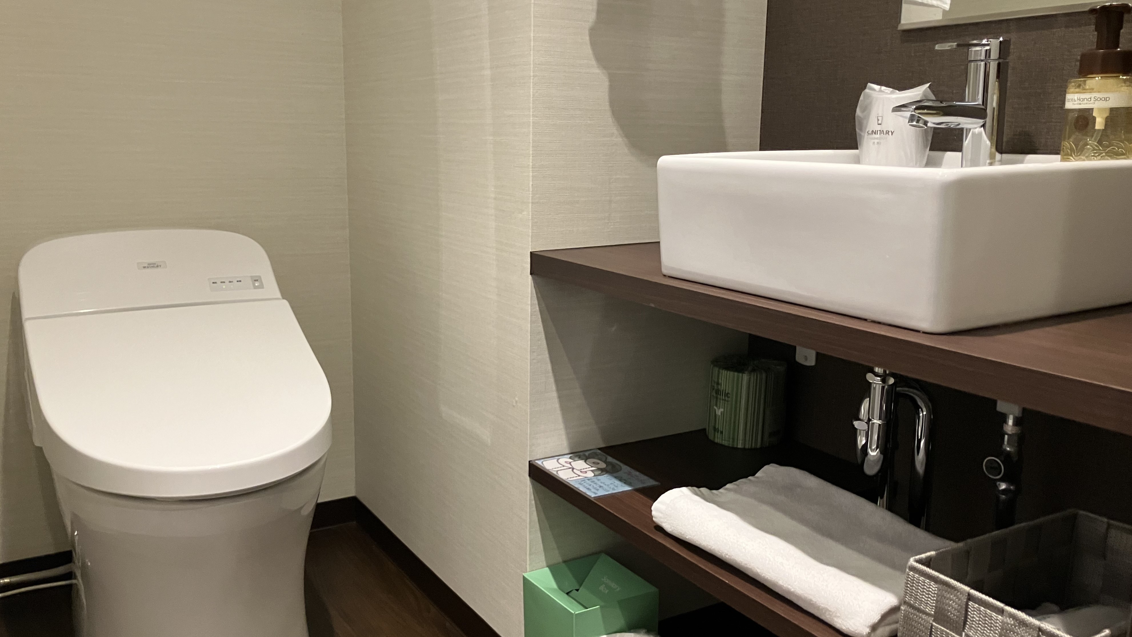 トイレットペーパーの予備は、奥の方にございます。