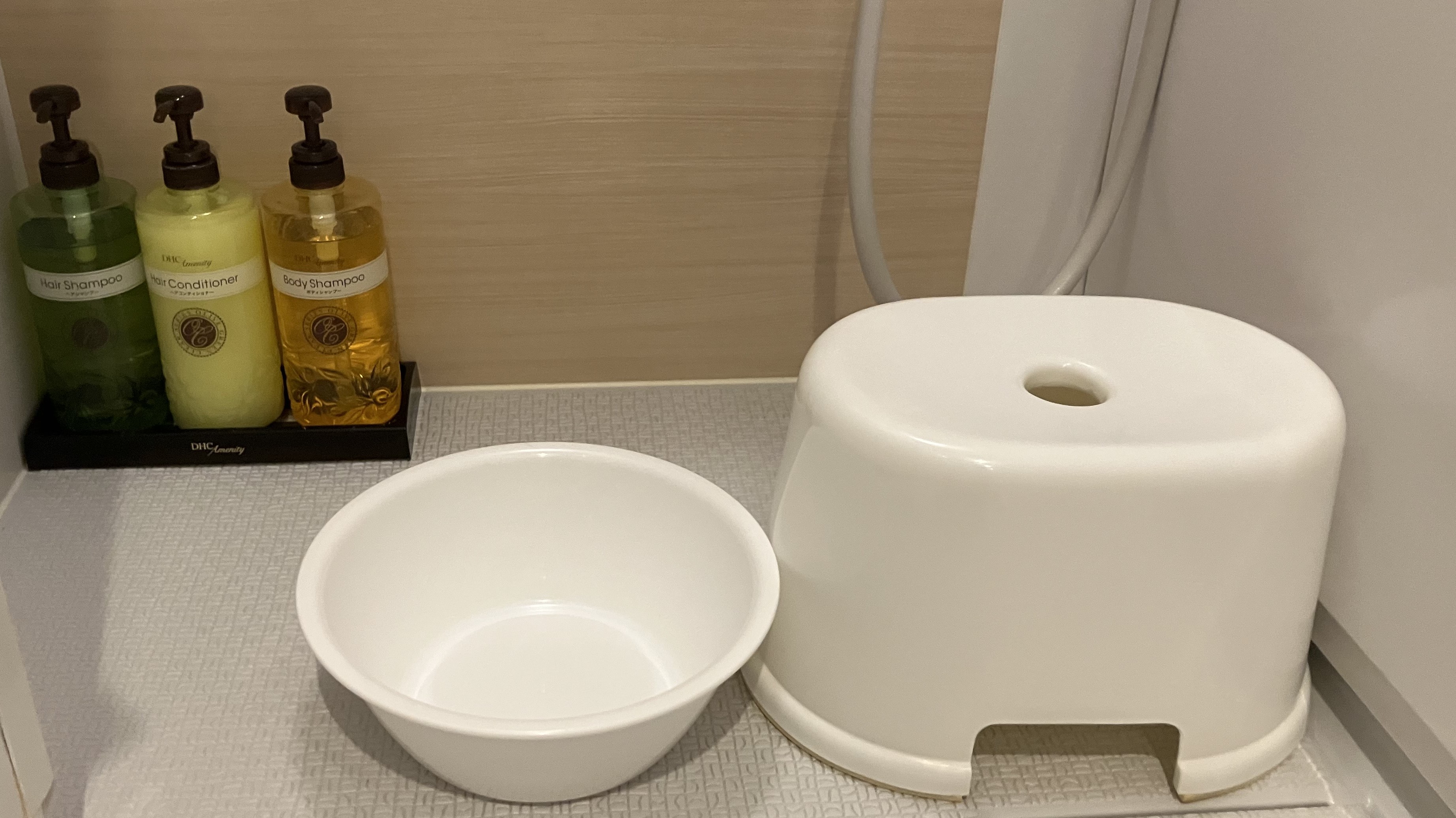 【お風呂】座って体を洗う習慣のある方にとって嬉しいイス・風呂桶をご用意♪