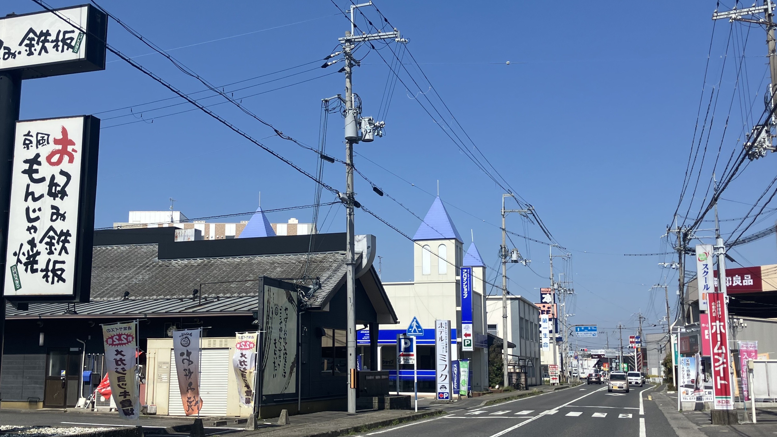 駐車場入り口は、お好み焼き屋「ここやねん」裏です！